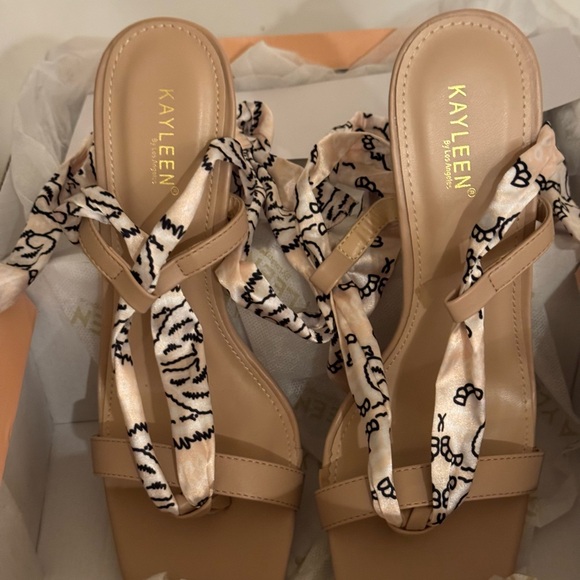 NIB Strappy FABBIA Heel. Size 8 - Picture 9 of 15